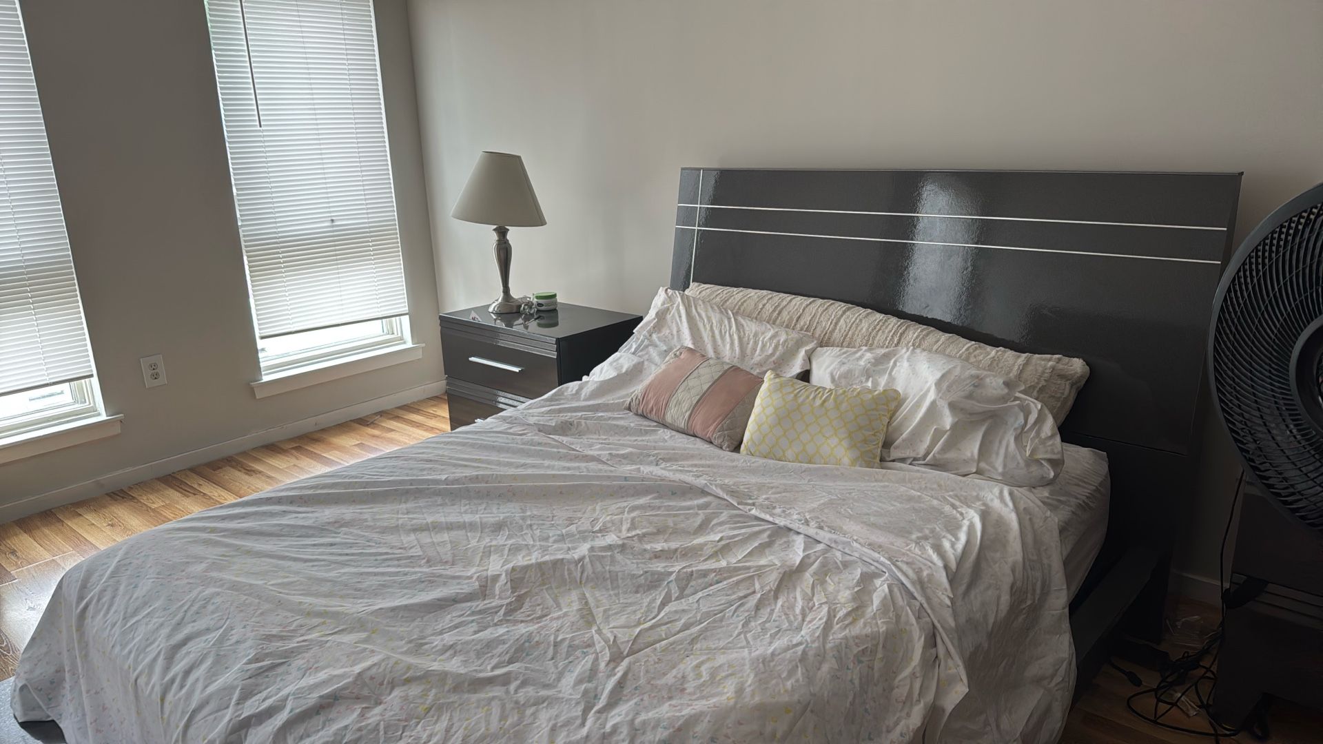 bedroom set with 2 nightstands
