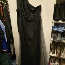 SEXY ELEGANT GOWN: Black Cold Shoulder  Size 4x