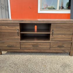 Tv Stand Hold Up To An 80”