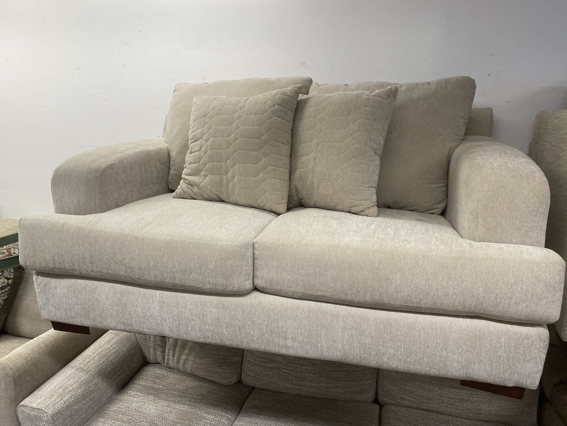 ELEGANT LOVESEAT