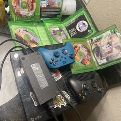 XBOX 1 2 Controllers 3 Games 