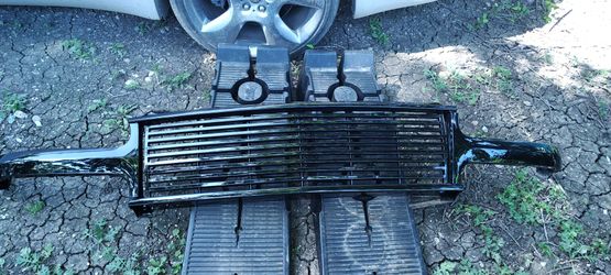 Nueva. Parrilla para Chevrolet Silverado de 1999 al 2002 .y para Tahoe y suburban del 2000 al 2006