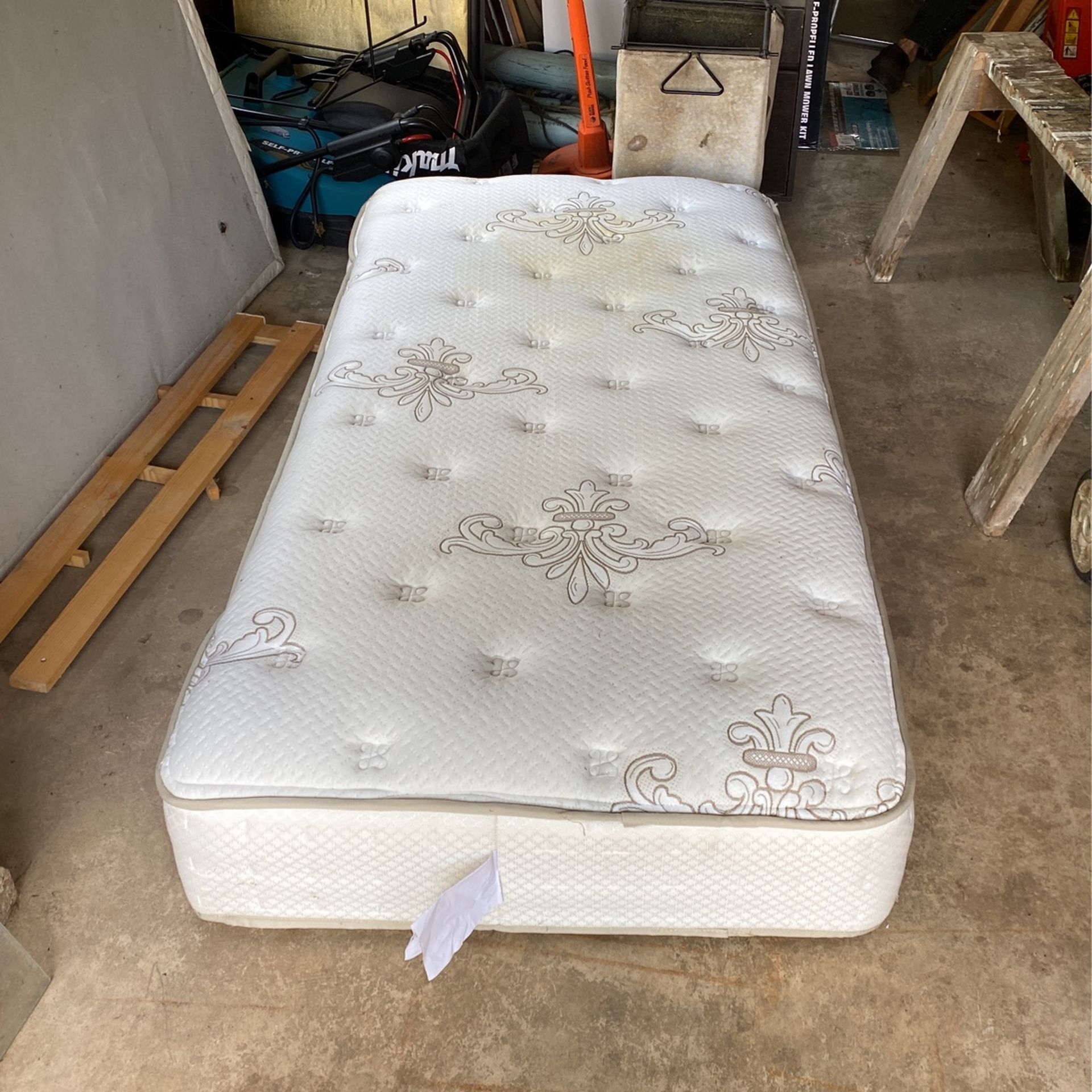 Twin bed With Box Spring