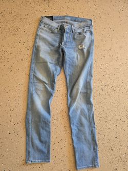Men jeans size small  28/32