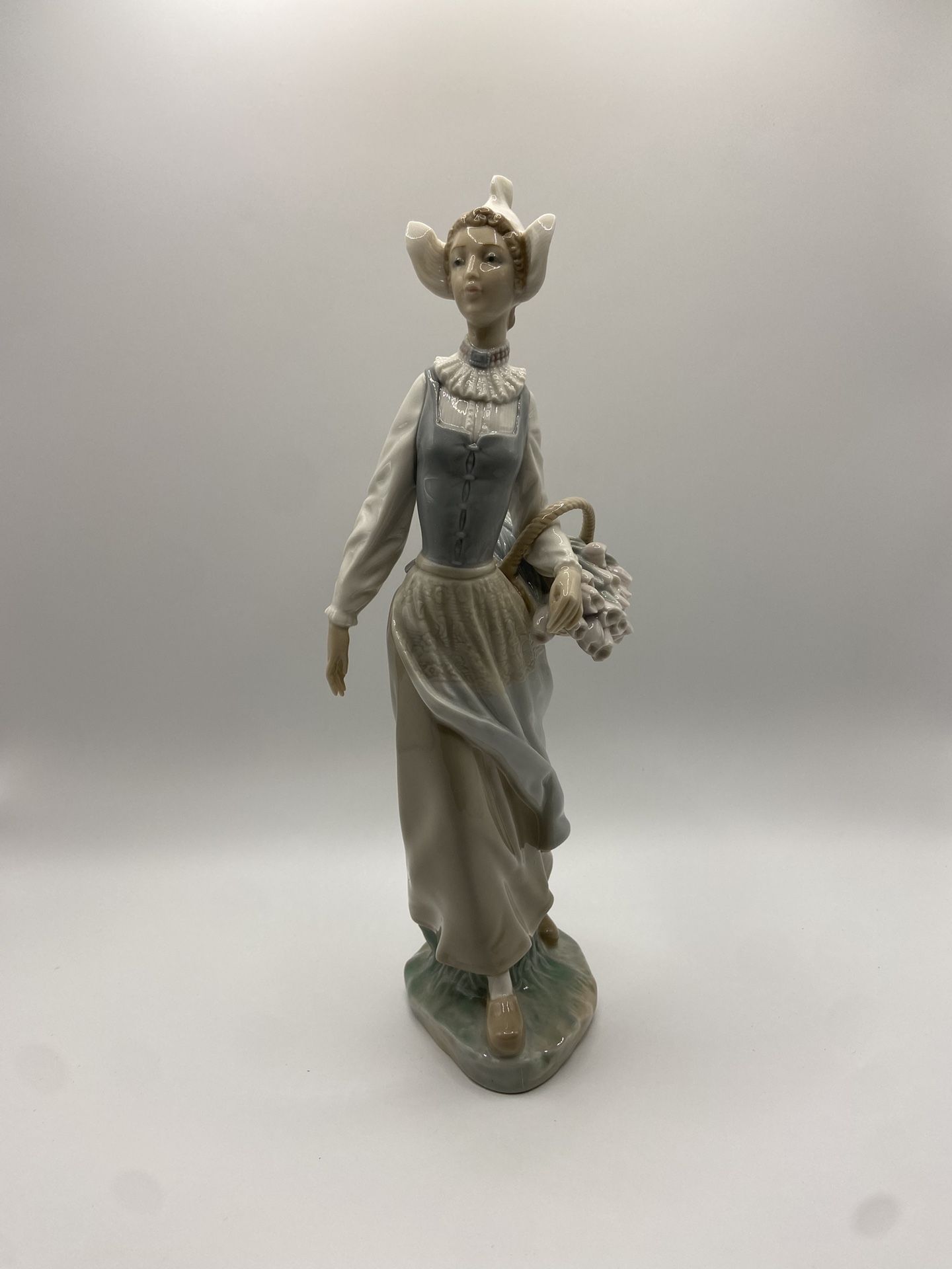 LLADRO Dutch Girl Figurine #4860