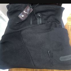 Mens Nike sweatsuits sizes s,m,l,xl,3x $70 each hmu ✅🔥🎁