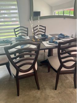 Beautiful dinning table for sale
