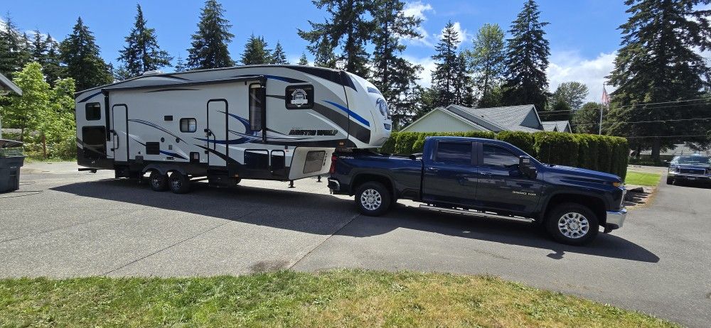 5th Wheel Trailer Hauling