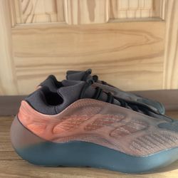 yeezy 700 v3 copper Size 9.5