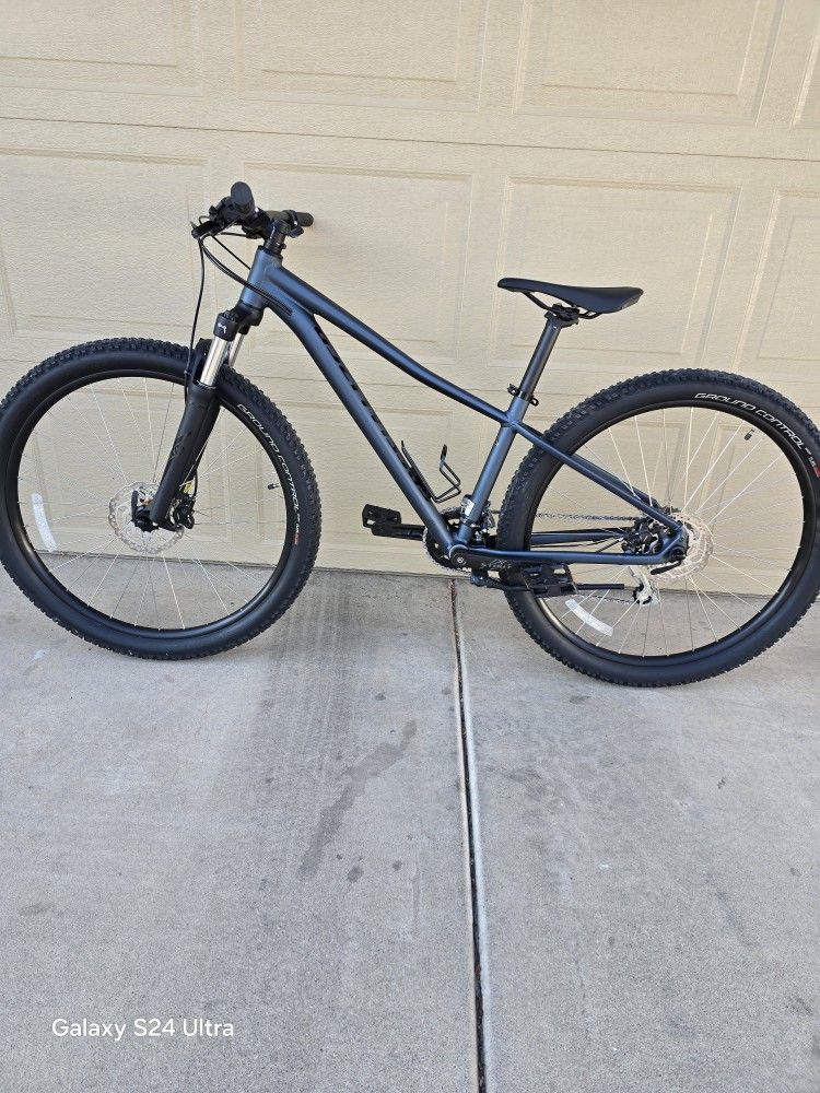 SPECIALIZED PITCH MOUNTAIN BIKE (SMALL FRAME)
