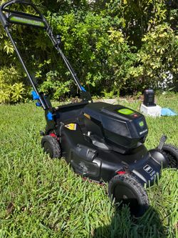 BRAND NEW TORO RECYCLING 21 DURABLE CAST ALUMINUM DECK• Next-Level Mowing - Fertilize as you mow with the Super Recycler®. • Ready To Work - The 60 V