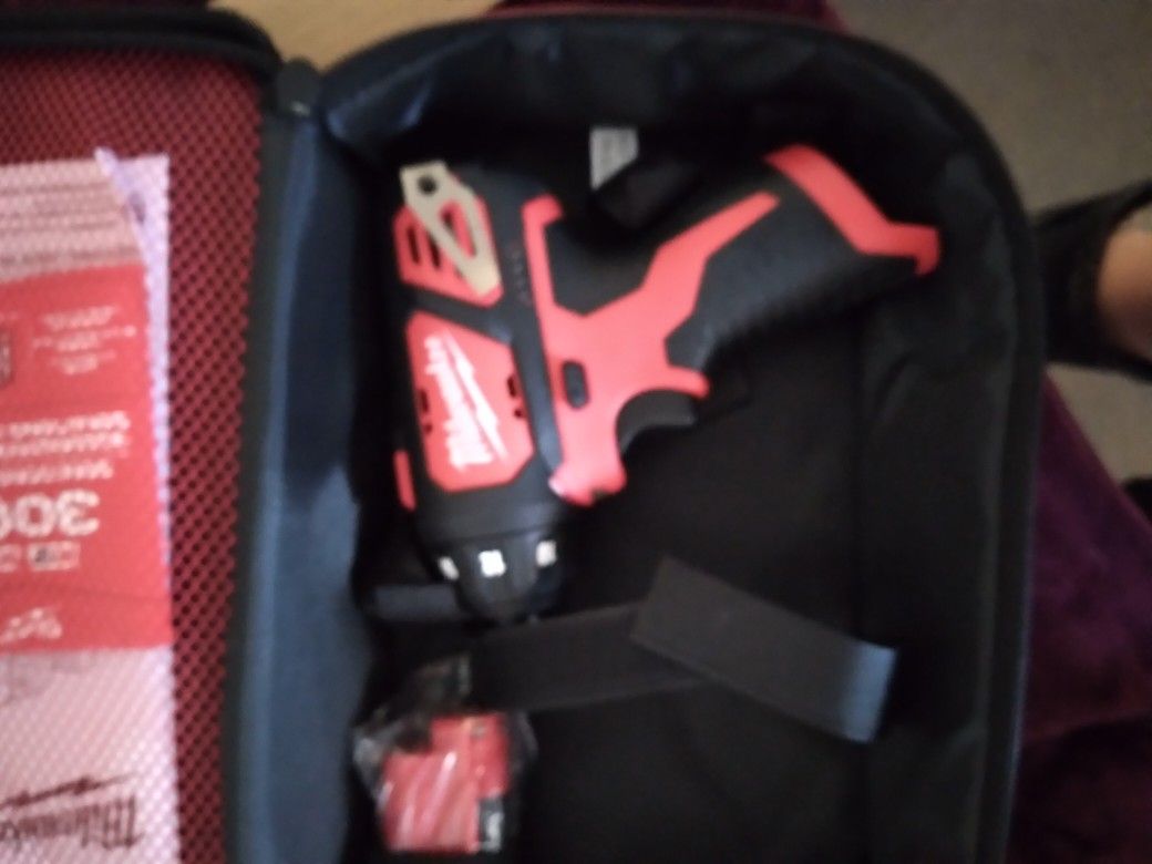 Milwaukee 12Volt Screwdriver Kit With 2 Batteries And Charger