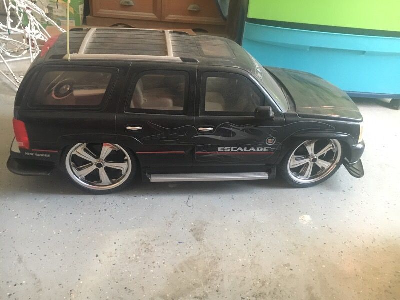 Huge RC Cadillac Escalade/ no controller