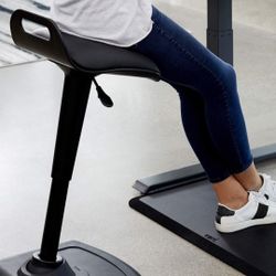 VARI STANDIND WORK CHAIR