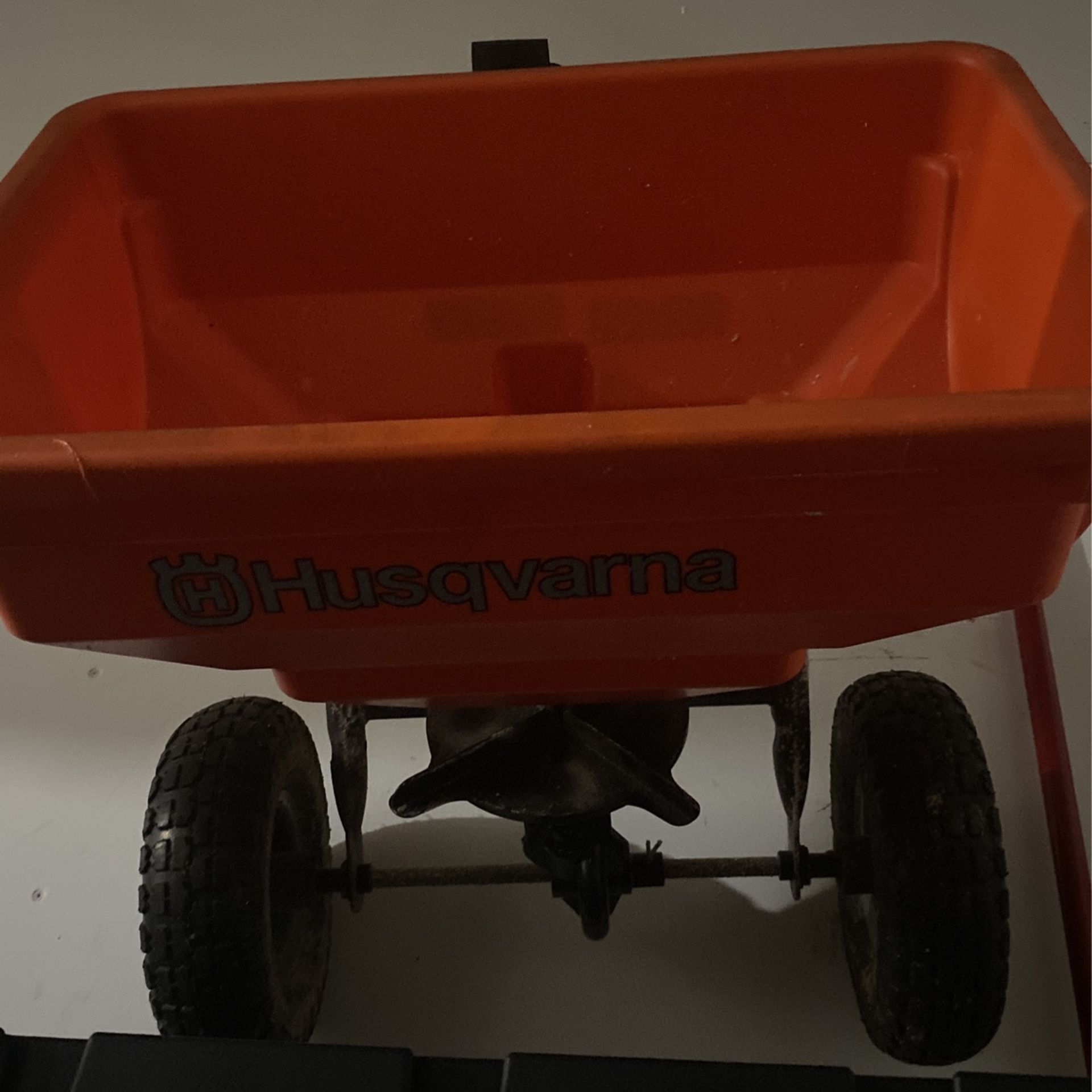 Husqvarna Spreader 