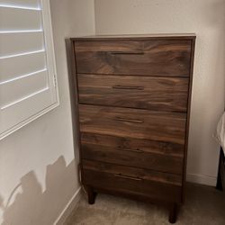 Ashley Furniture 5-Drawer Dresser – Like New