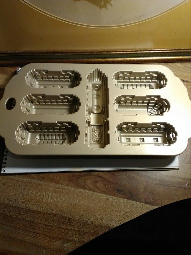 Metal No Stick Train Car Baking Pan. New