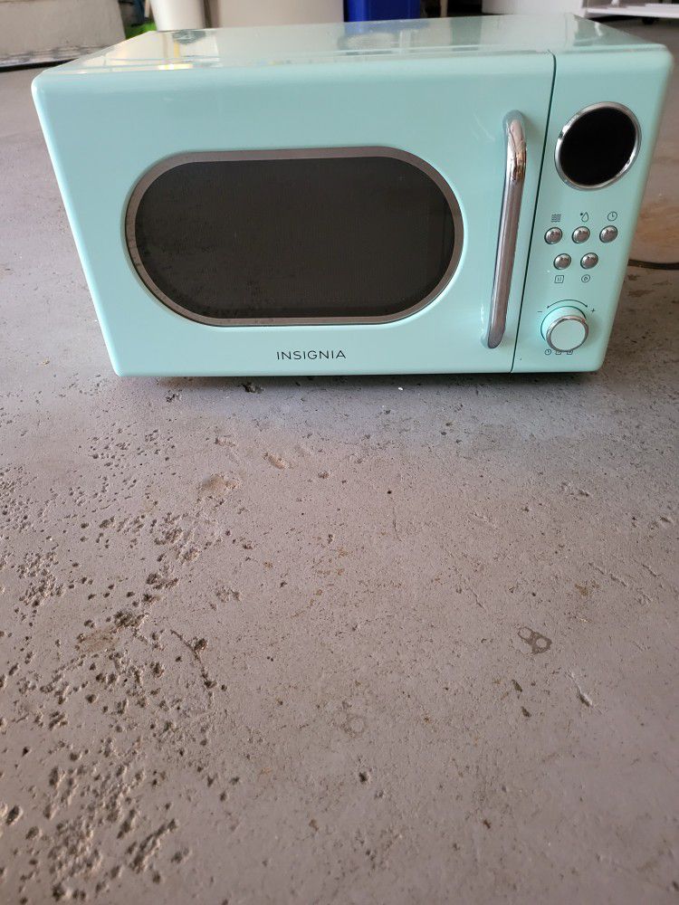 Insignia Mini Retro Microwave