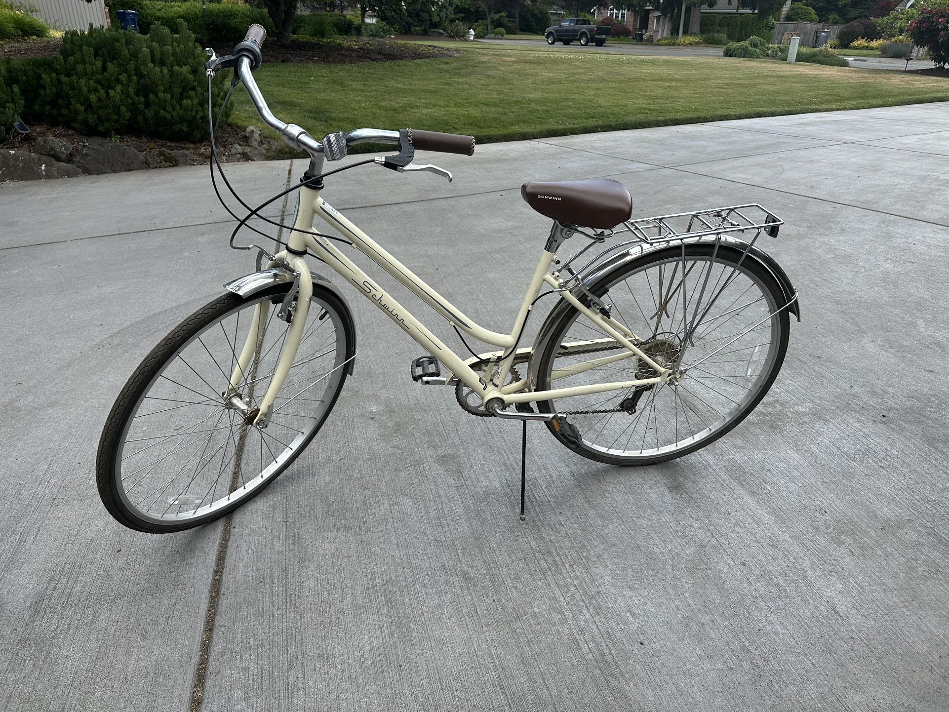 Schwinn Classic Cruiser Bike White