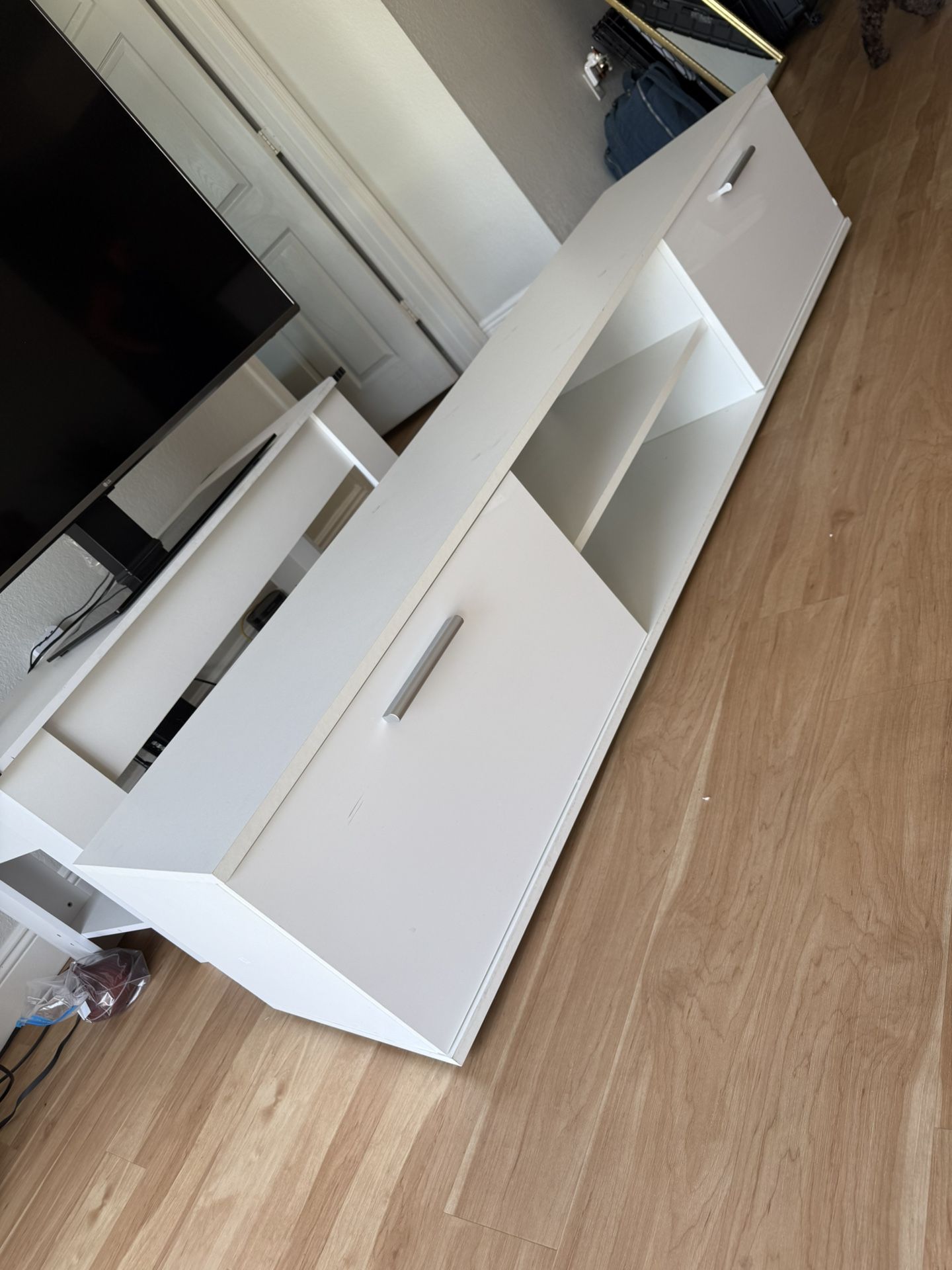 Beautiful White TV Stand / Média Console 