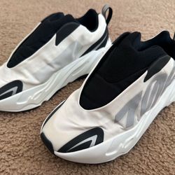 Yeezy Boost 700 Mnvn Laceless Men’s 5.5 Adidas