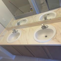 Epoxy resin on the bathroom countertop