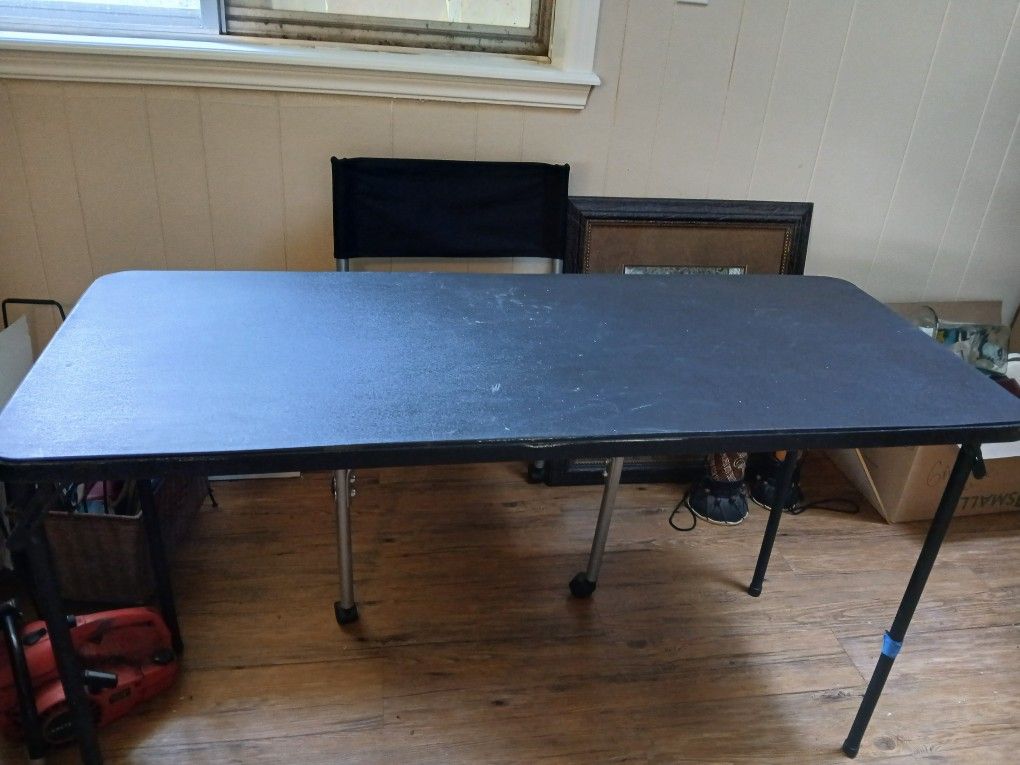 Desk w/rolling chair