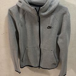 Men’s  Old Season Gray Nike Tech Fleece Size Small
