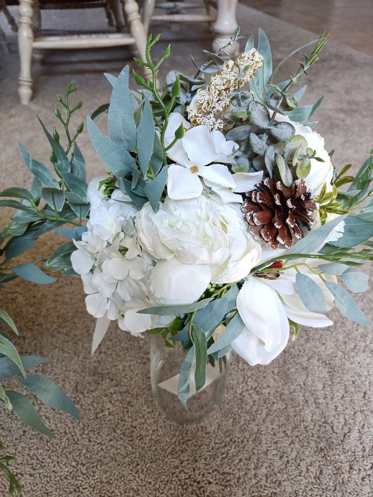 3 Ivory Bridal Bouquets of artificial flowers White, vases not included
Condition is used twice
$70 for largest bouquet
$20 for 2 smaller bouquets
M