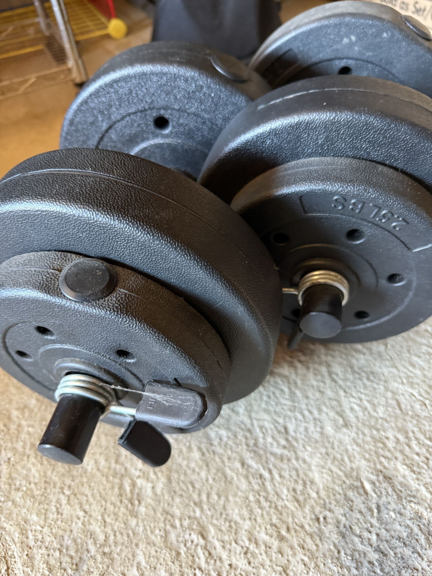 Adjustable Dumbbell Set Selling a set of adjustable dumbbells. Each dumbbell has plates weighing 7.5 lbs and 2.5 lbs each. Great for home workouts! 40