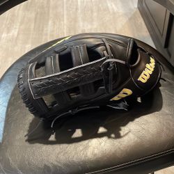 A2000 1810 12.75” Outfield Baseball Glove
