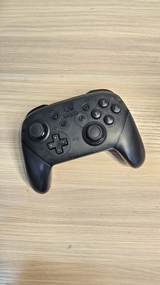 NINTENDO SWITCH PRO CONTROLLER