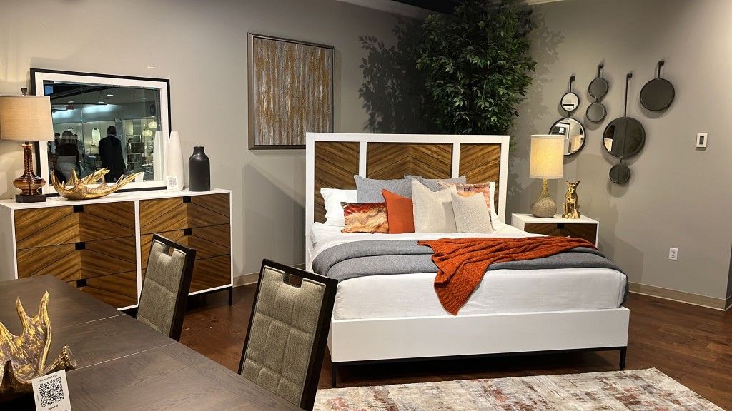 Oslo White And Walnut California King Bed
Homelegance$10 Down Payment And Financing Available