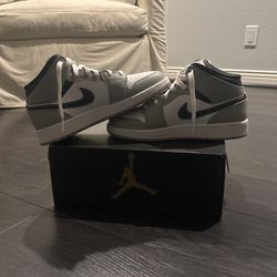 Jordan 1 Mids Light Smoke 6 Youth Sizing