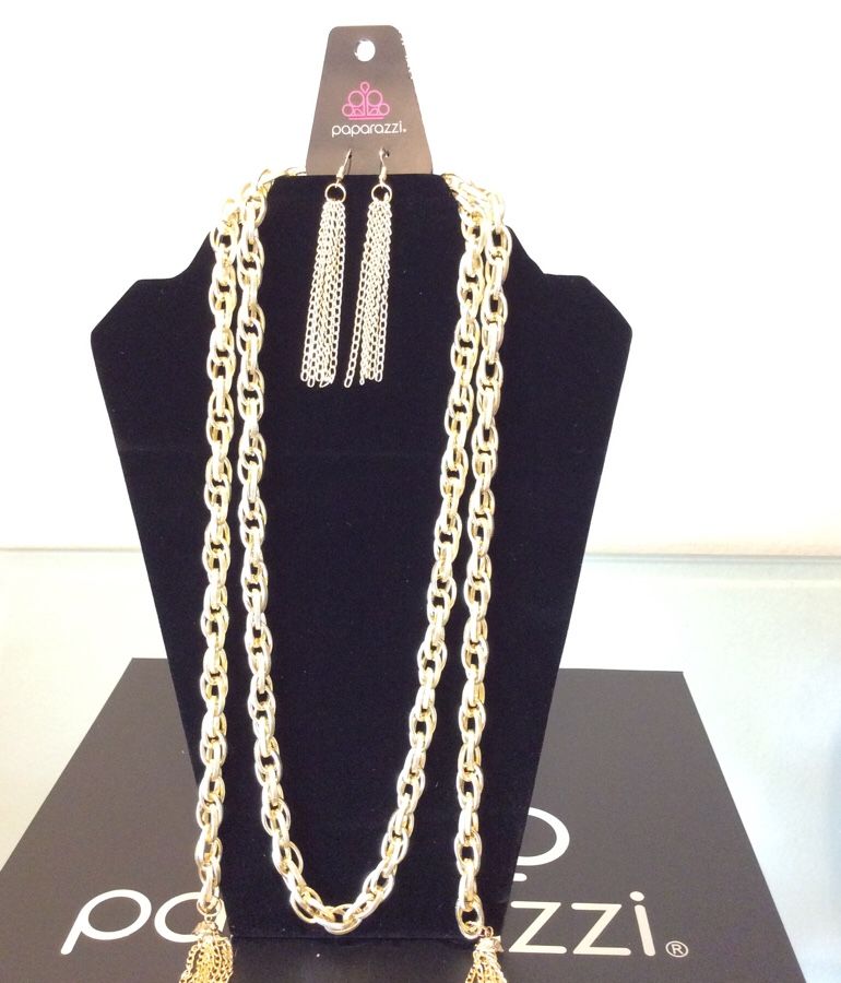 Scarf for Attention-gold Paparazzi. Bufanda con aretes Dorados de Paparazzi.