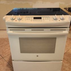 GE Electric Range (Stove and Oven)