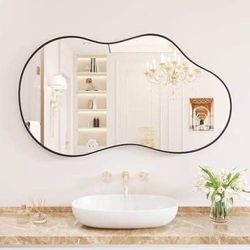 ☁️ **Espejo de Pared xCloud – 46” × 26” – Marco Negro** ☁️  💲 **$100**  Hermoso espejo xCloud de forma irregular con un diseño moderno y orgánico. ✨ 
