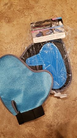 Pet grooming deshedding glove