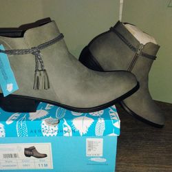 Woman's Boots Size(11)