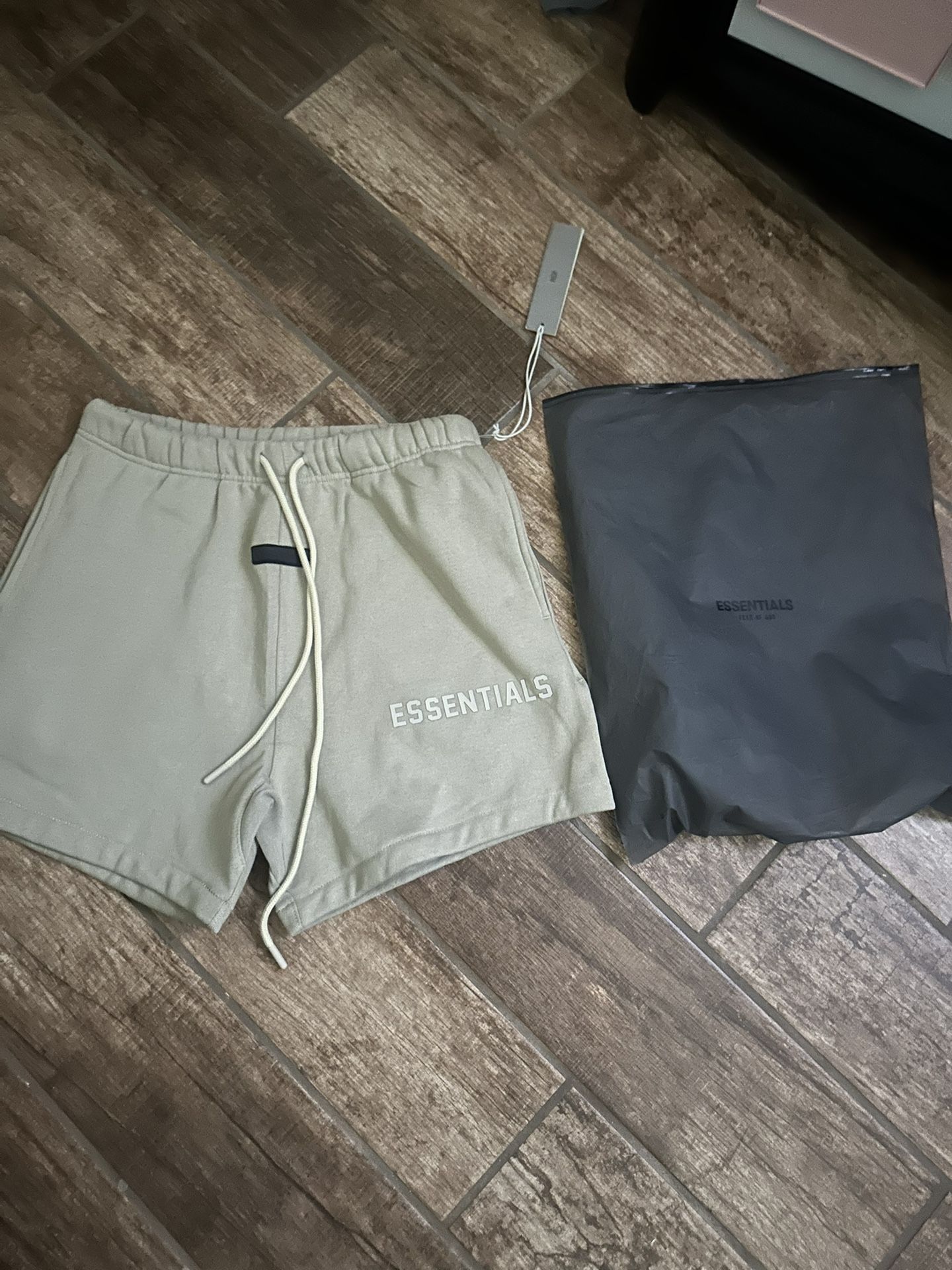 essentials shorts beige