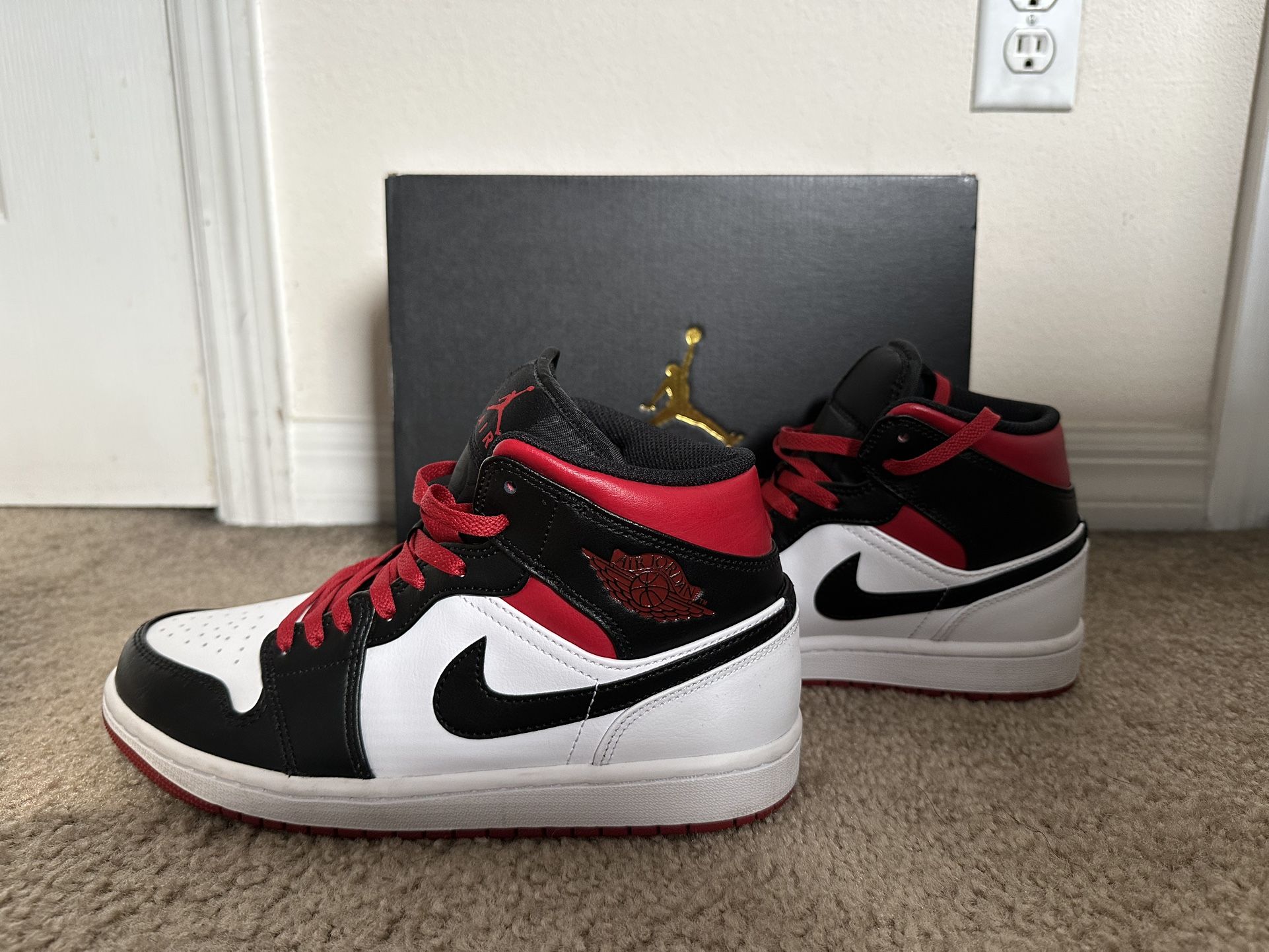 Air Jordan 1 Mid 'Gym Red Black Toe'