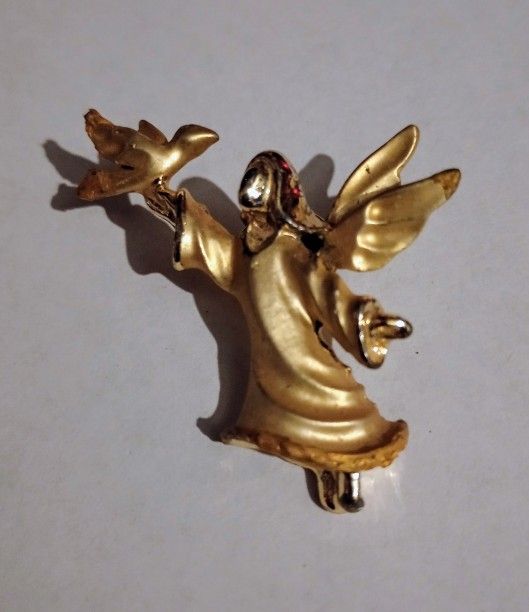 1 3/4" Brushed Gold Tone Angel With Guisti White Dove Vintage Collectible Lapel Pin A-1