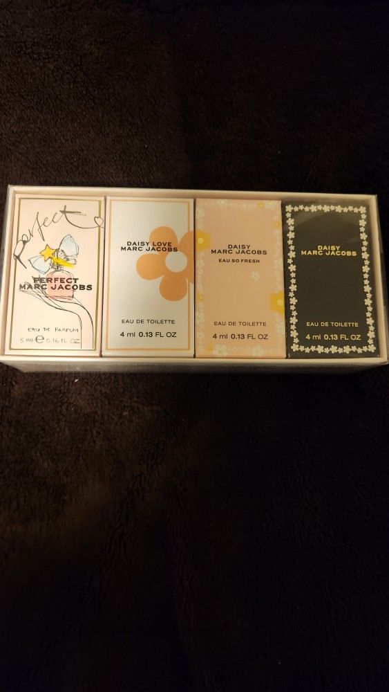 Marc Jacobs 4 PC Perfume Mini Gift Set for Women