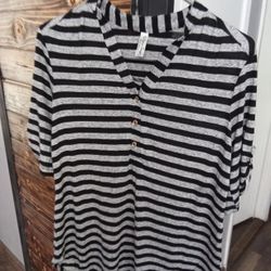 Woman's Top Size Large 