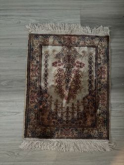Vintage Hand-Knotted Fine Silk Prayer Rug – 25" x 19" Tiny Accent Mat