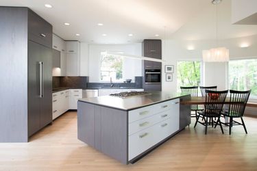 Modern Kitchen Cabinets – Sleek Look, Wholesale Price!