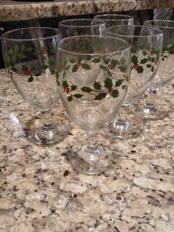 Winterberry Holiday Wine Glasses