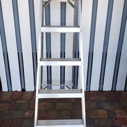 6'  LOUISVILLE ALUMINUM STEP LADDER 