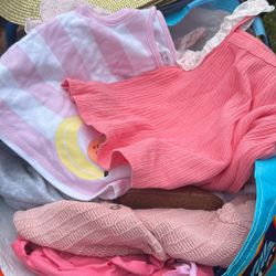 Bolsa De Ropa De Niña De 3 Meses Asta 12/18 Meses $8 Por Toda Es Mucha Ropa Solo Personas Interesadas 