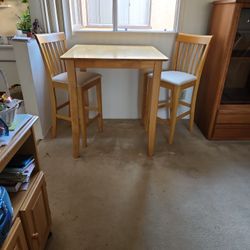 Honey Colored   Wood  Table & Chairs 